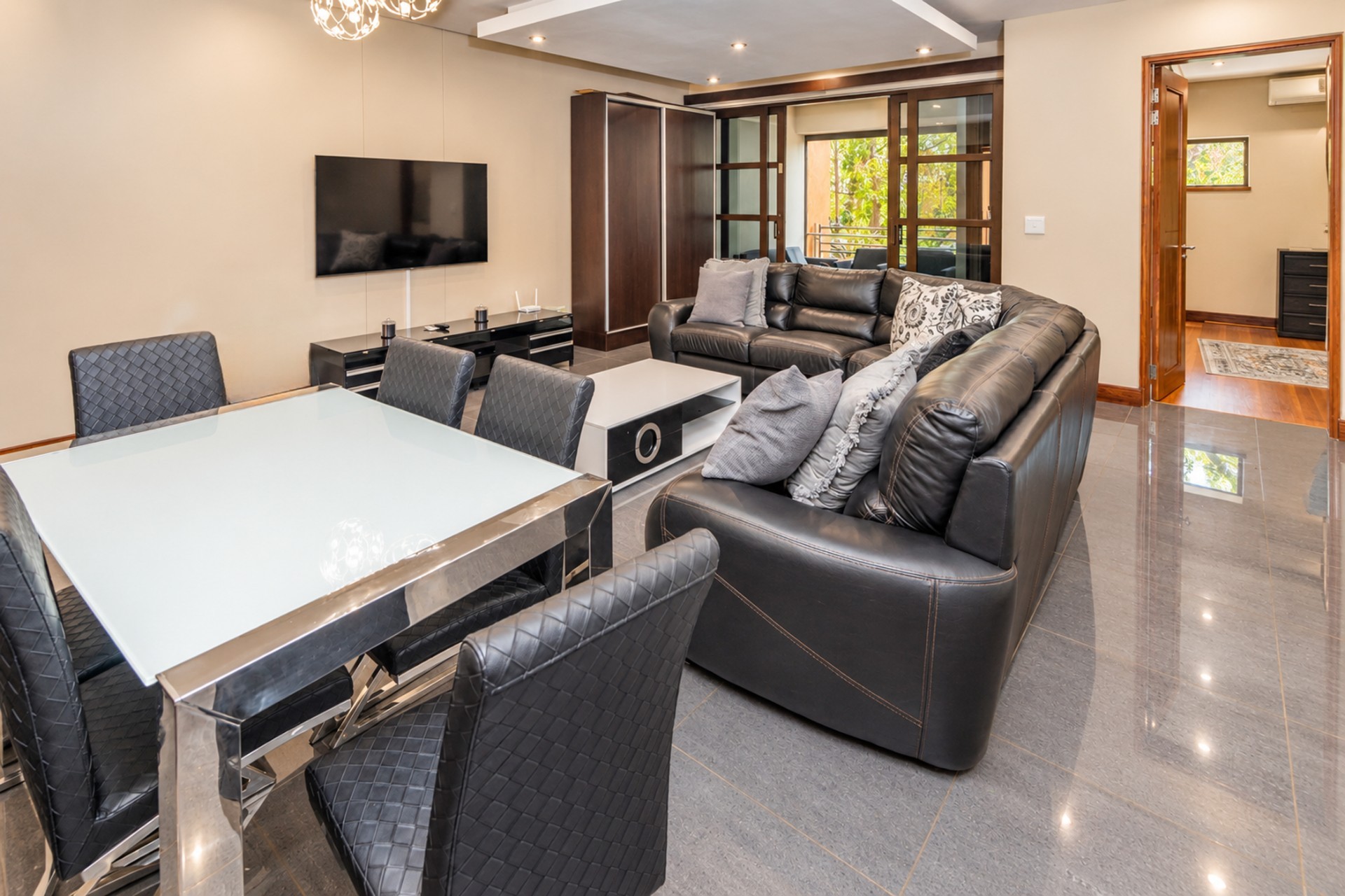 Apartment for rent in Melrose Arch, Johannesburg, 90 m²