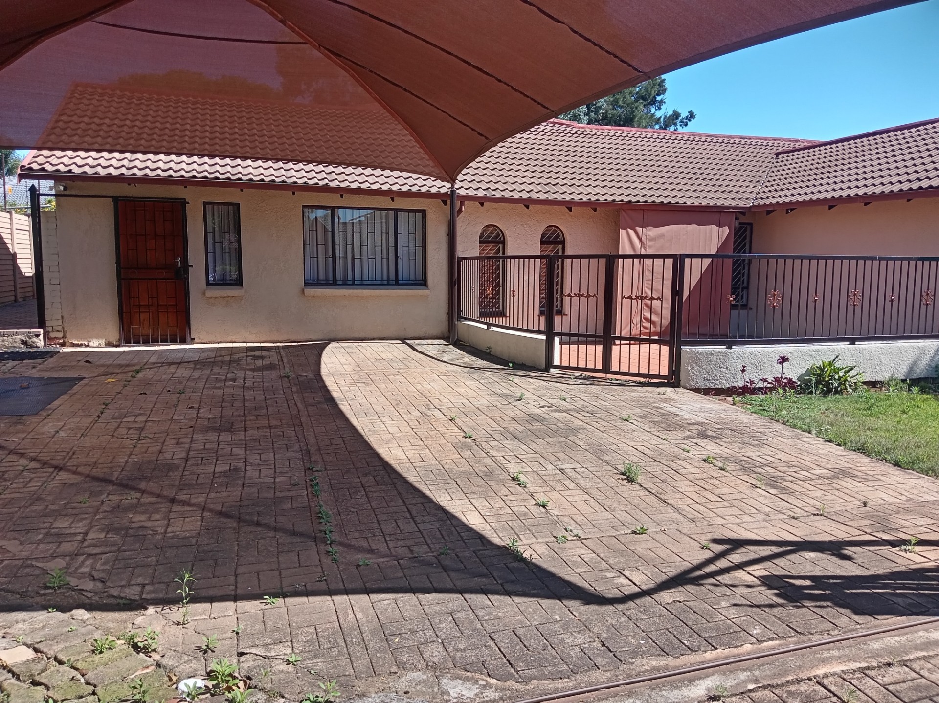House for rent in Heuweloord, Centurion, 1051 m²