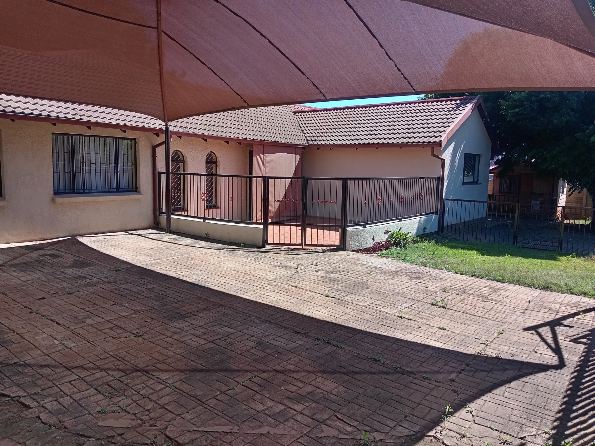 House for rent in Heuweloord, Centurion, 1051 m²