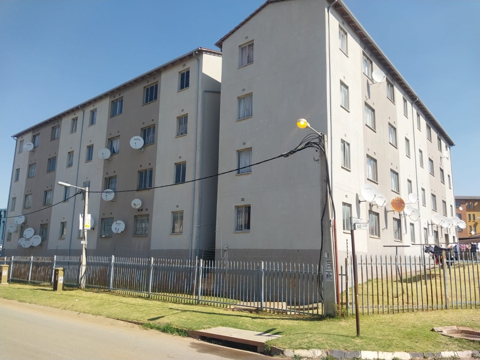 2 Bedroom Apartment For Sale in Fleurhof, Roodepoort