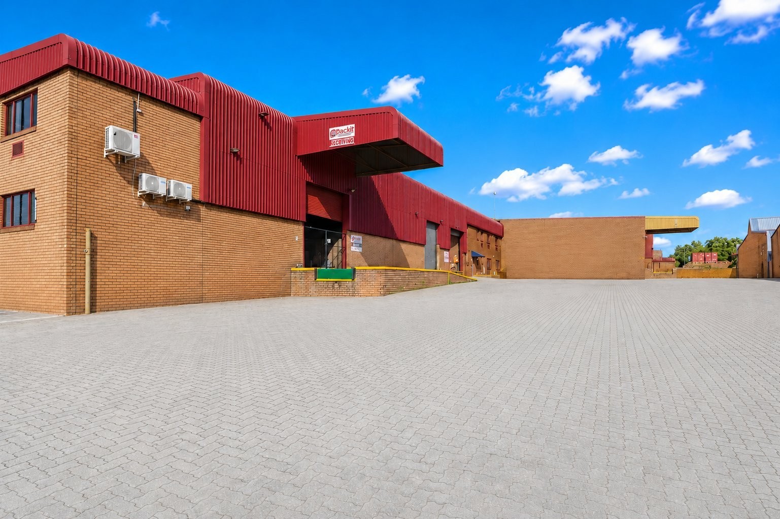 Commercial Property for rent in Honeydew, Roodepoort, 2148 m²