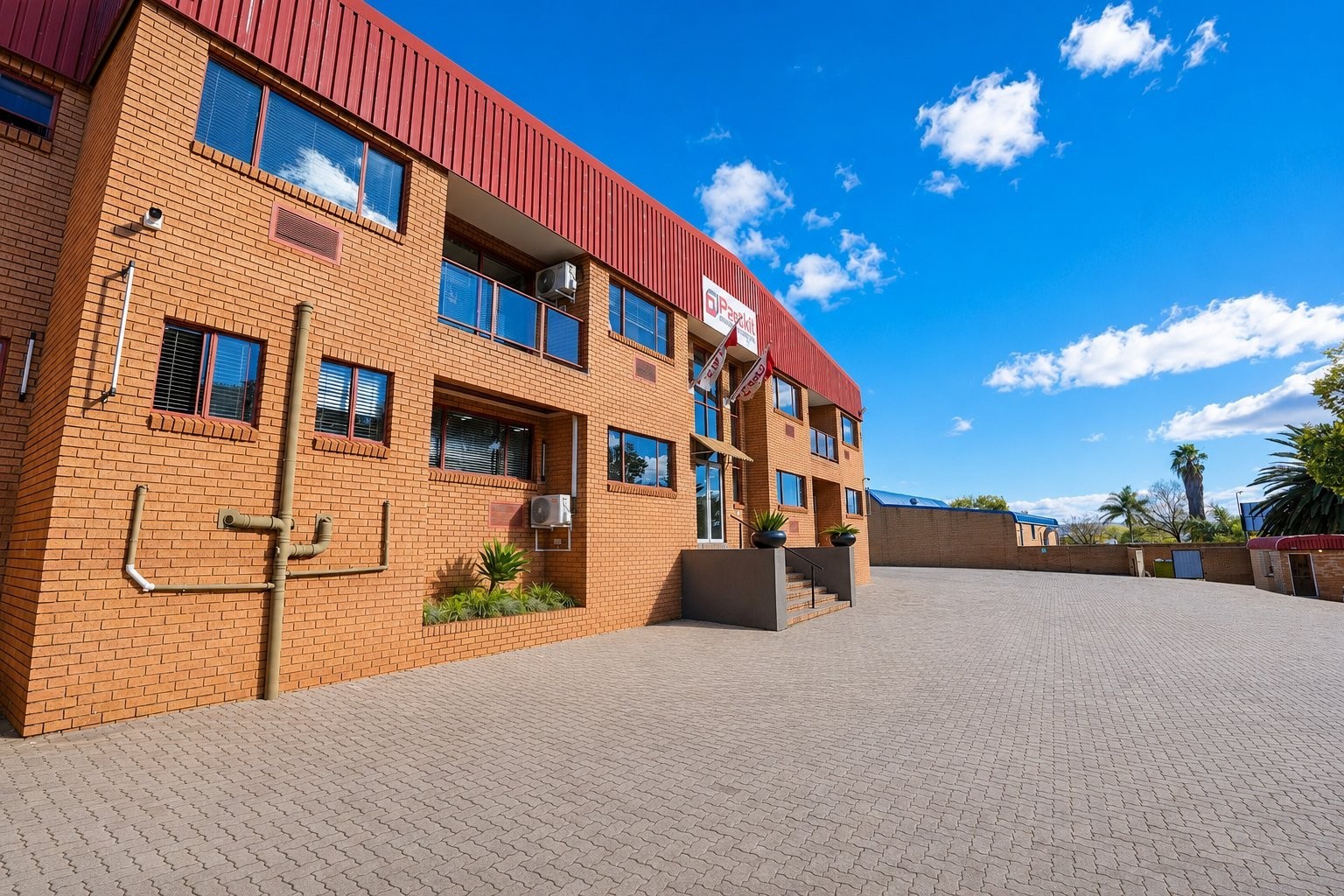 Commercial Property for rent in Honeydew, Roodepoort, 2148 m²