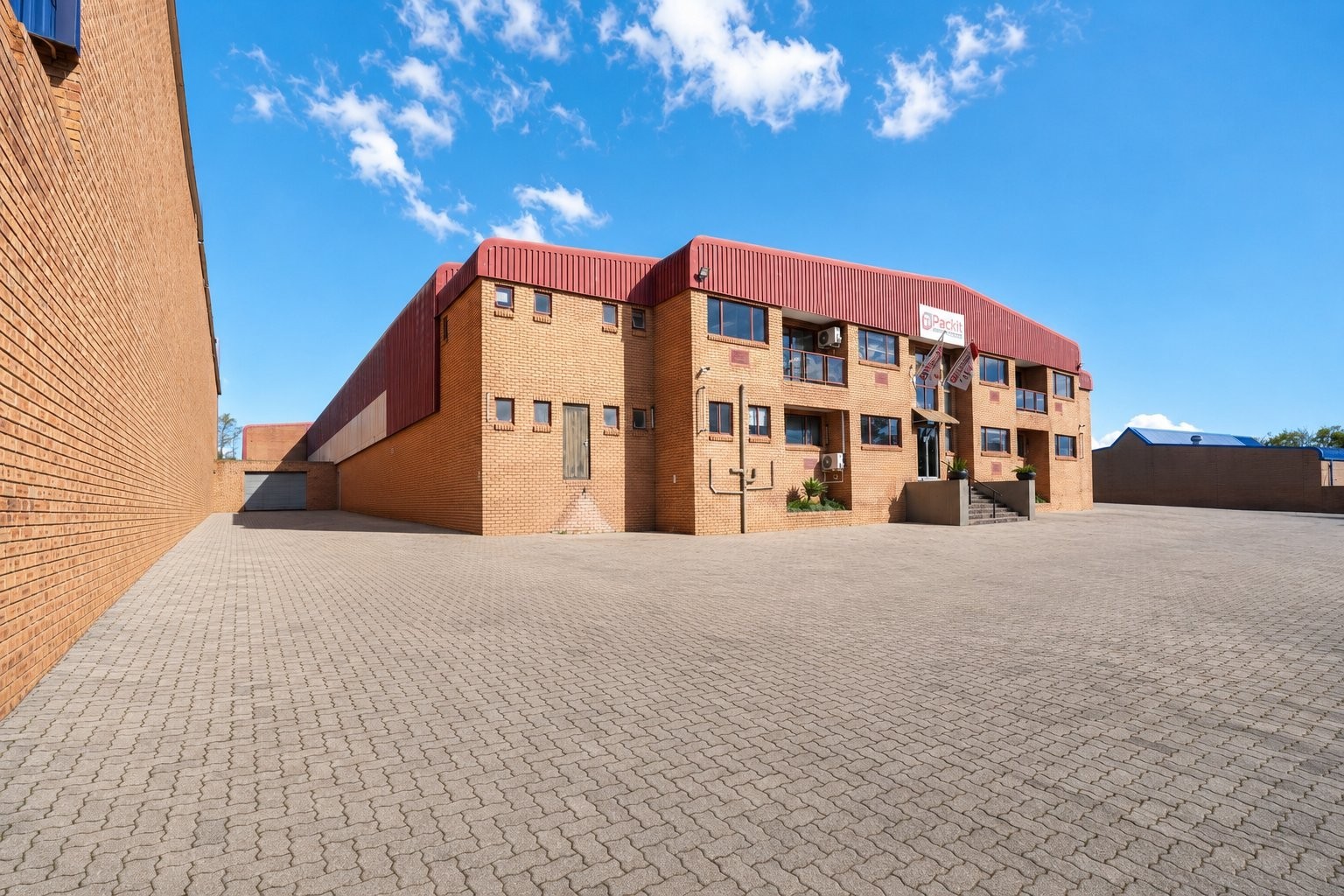 Commercial Property for rent in Honeydew, Roodepoort, 2148 m²