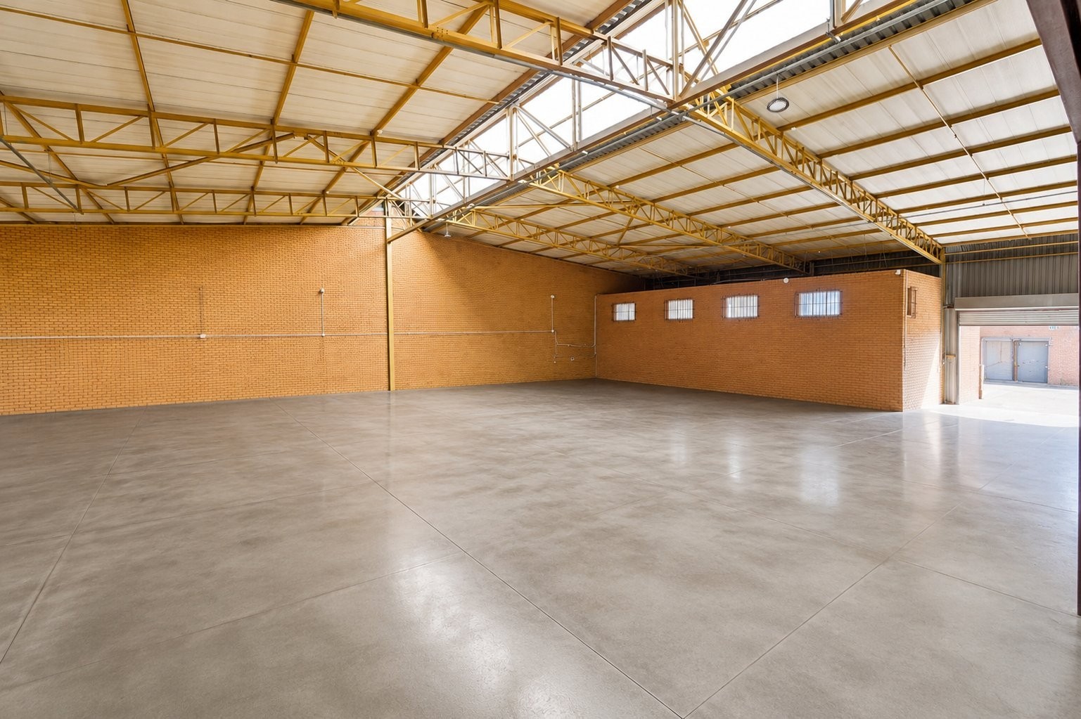 Commercial Property for rent in Honeydew, Roodepoort, 2148 m²