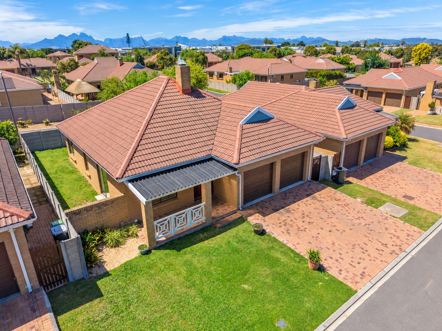 House for sale in Sonstraal Heights, Durbanville, 150 m²