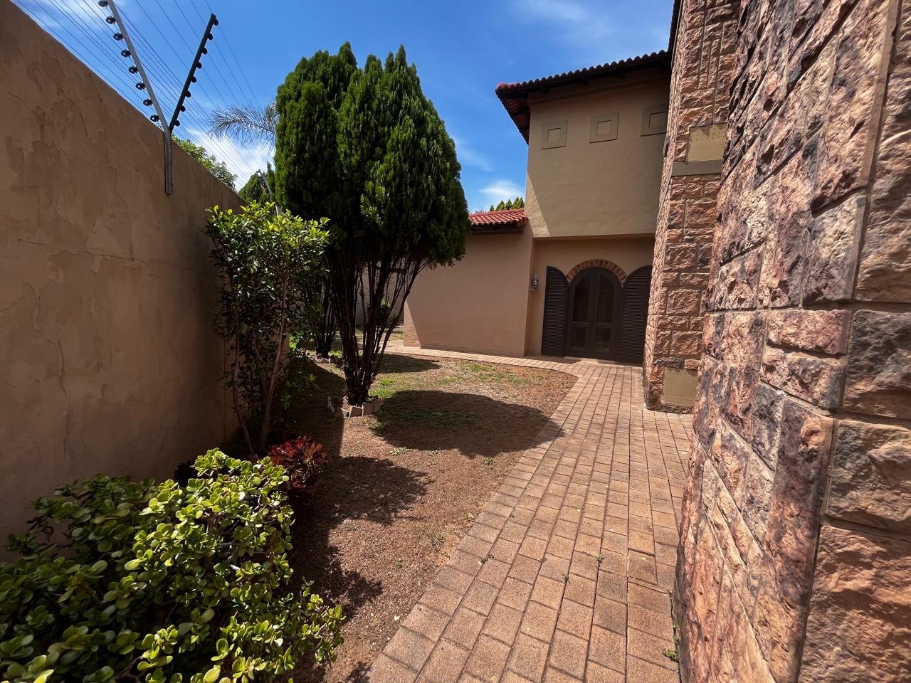 Townhouse for sale in Beverley, Sandton, 1096 m²