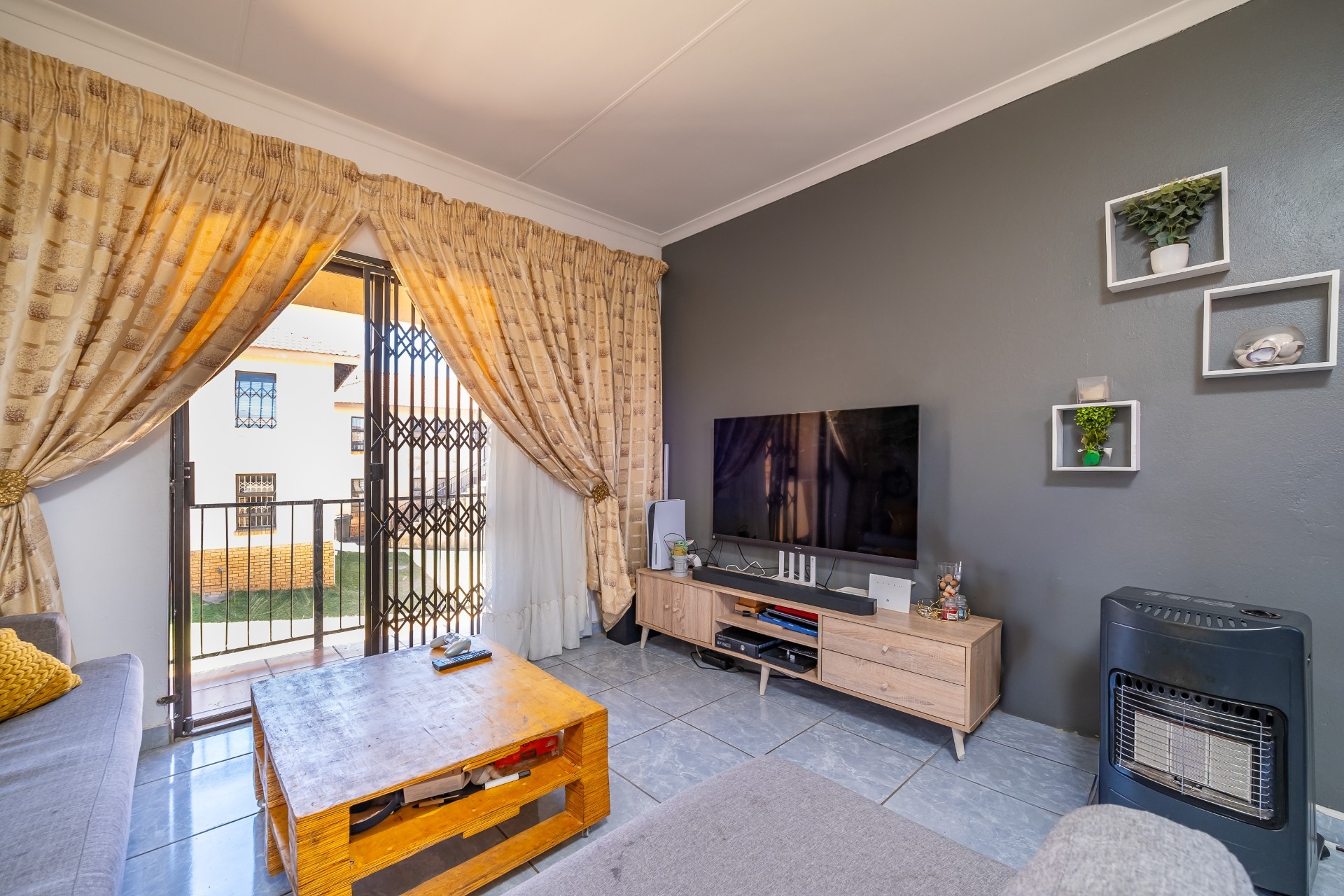 Apartment for sale in Lindhaven, Roodepoort, 60 m²