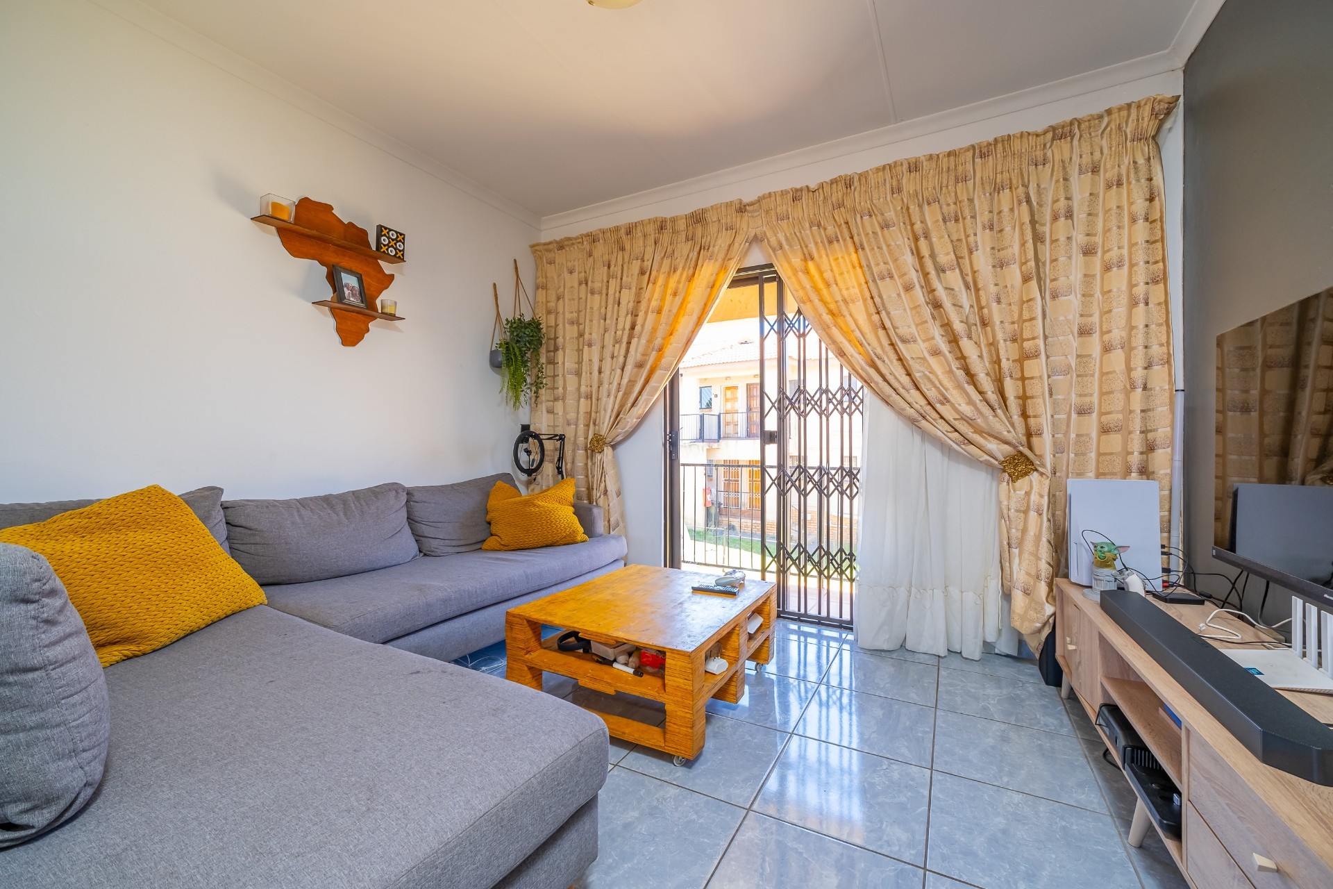 Apartment for sale in Lindhaven, Roodepoort, 60 m²