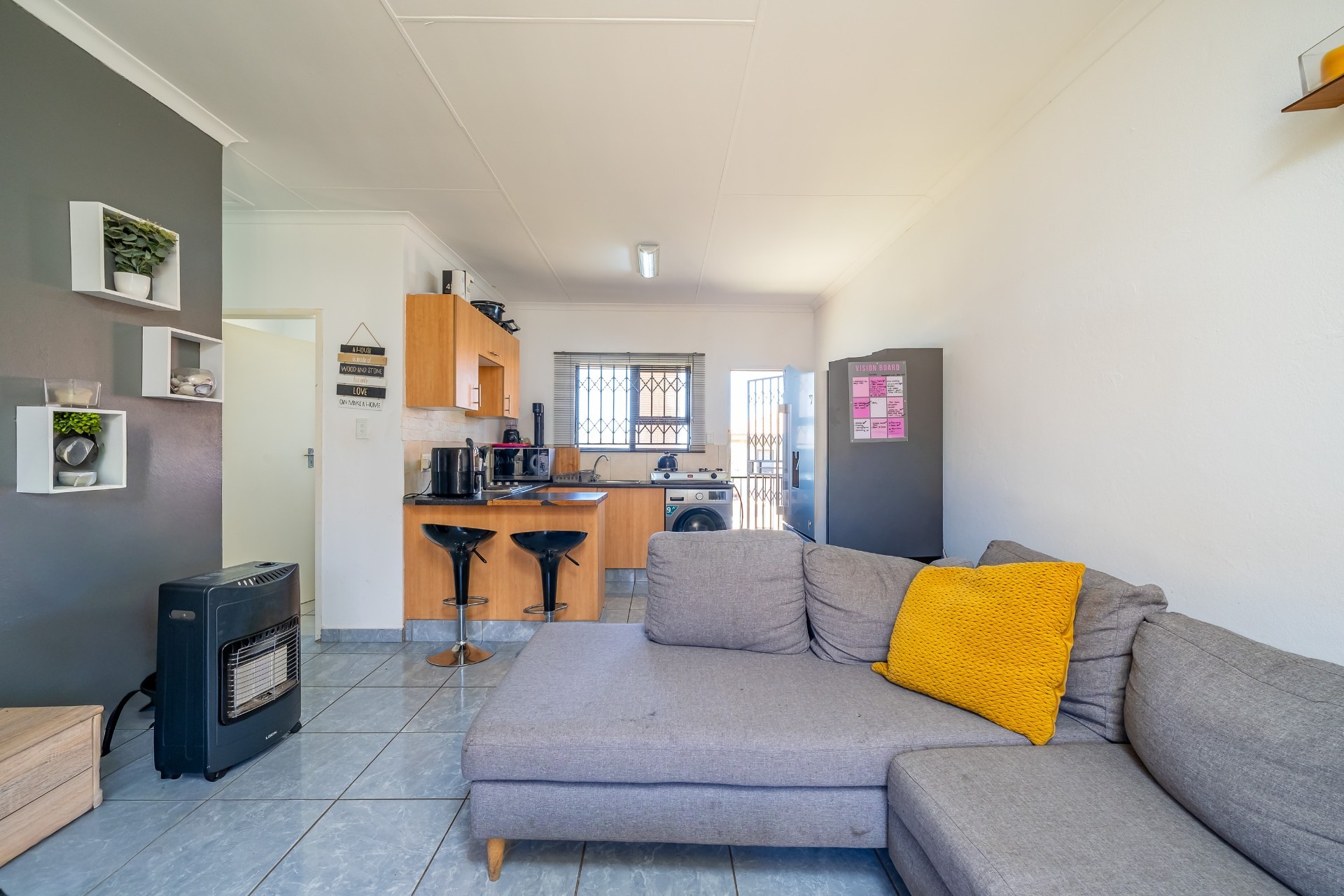 Apartment for sale in Lindhaven, Roodepoort, 60 m²