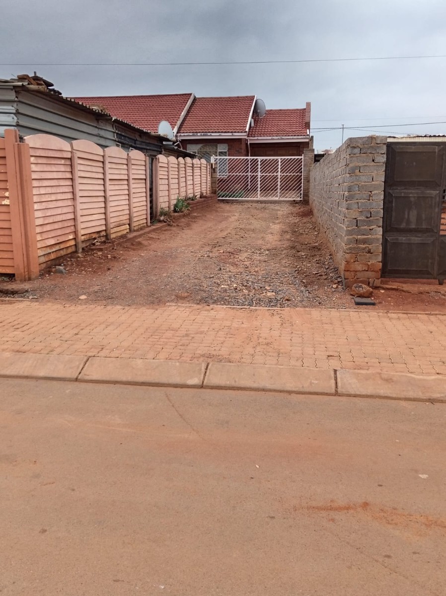 House for sale in Orange Farm, Evaton, 240 mΒ²