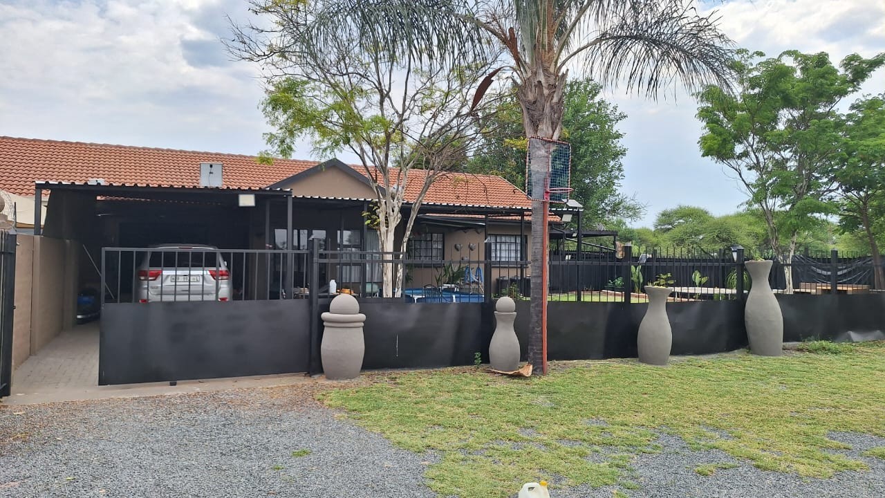 Townhouse for sale in Bela Bela Rural, Bela Bela, 1208 m²