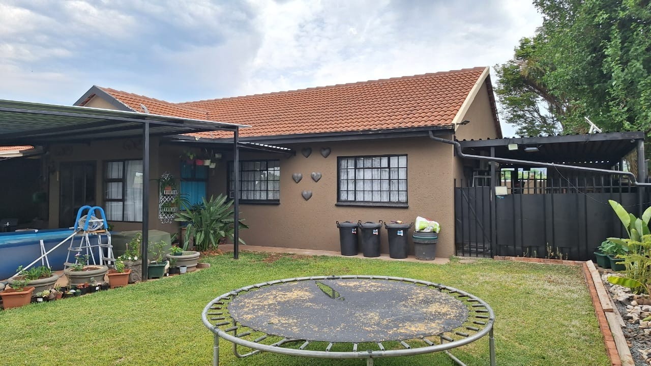 Townhouse for sale in Bela Bela Rural, Bela Bela, 1208 m²