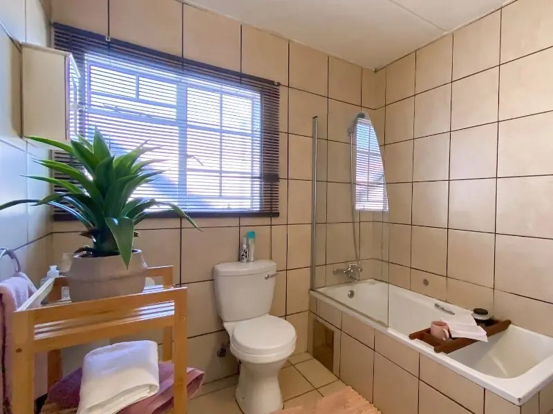 Apartment for sale in Comet, Boksburg, 4 SS Golden Oaks (1st floor), SS Golden Oaks, 471 Pretoria Road, Comet, Boksburg, Gauteng, 41 m²