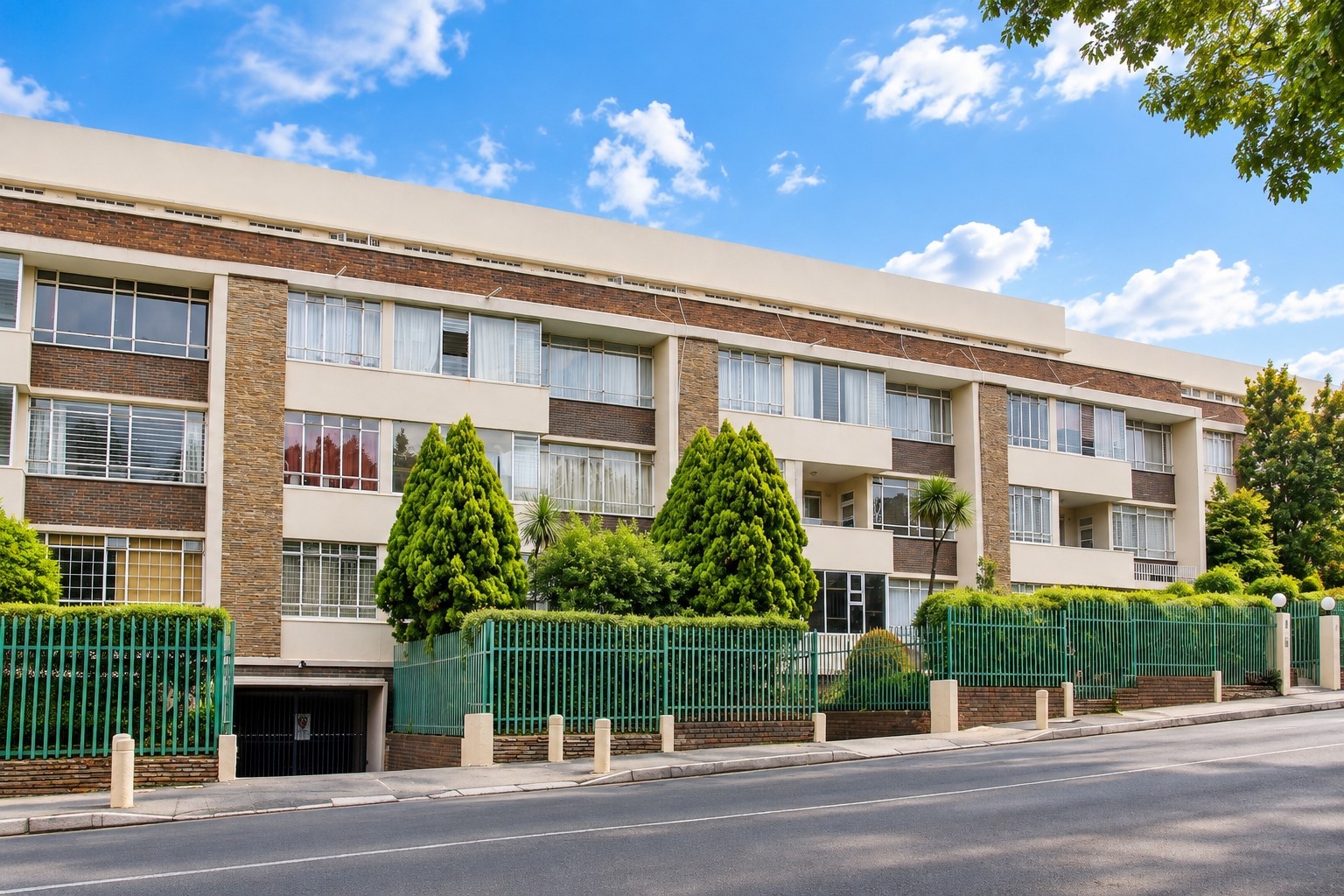 Townhouse for rent in Illovo, Sandton, 132 m²