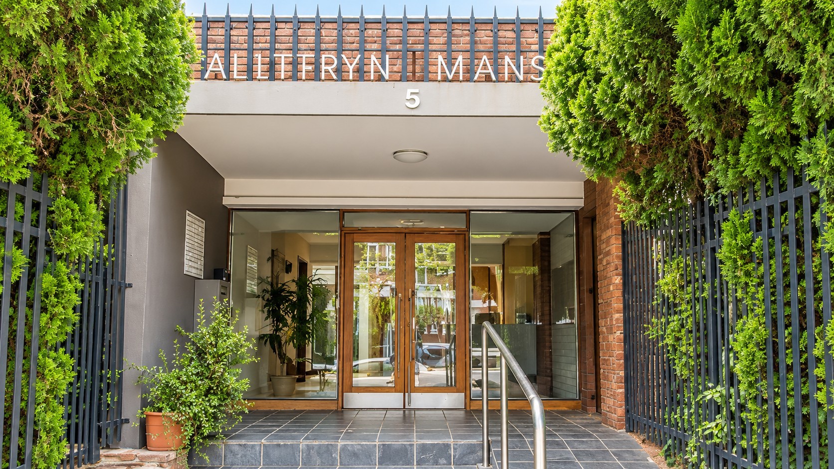 Townhouse for rent in Illovo, Sandton, 132 m²
