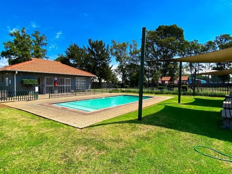 Apartment for sale in Comet, Boksburg, 5 SS Golden Oaks Complex (1st floor), SS Golden Oaks Complex, 55 Pretoria Road, Comet, Boksburg, Gauteng, 61 m²