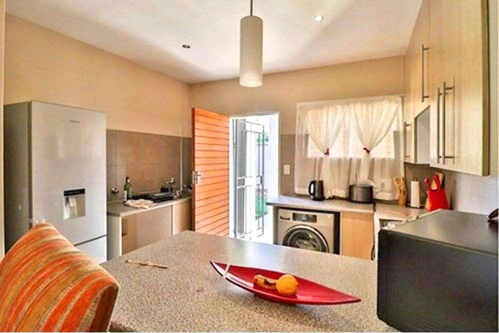 MODERN Apartment - LOCATION, CONVENIENCE, LIFESTYLE - Solar geyser, Fibre installed