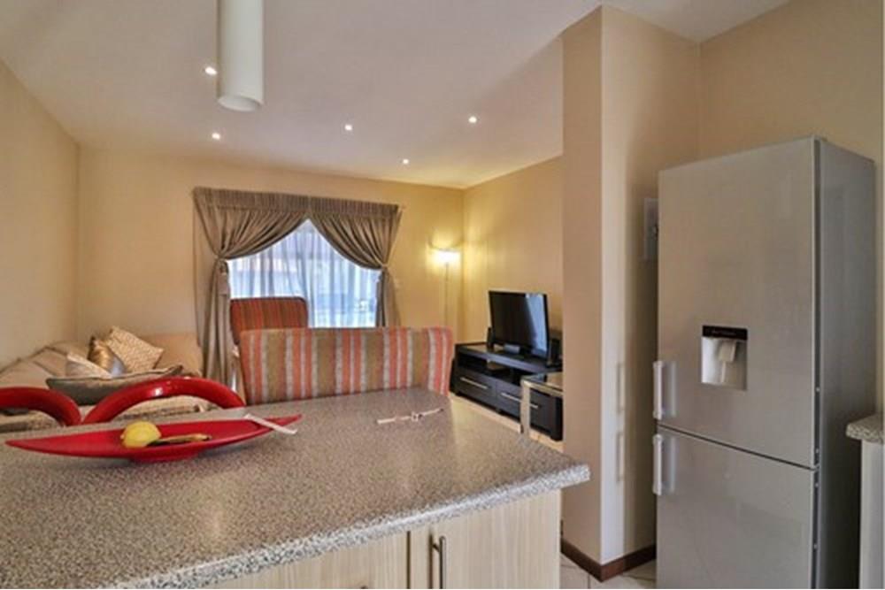 MODERN Apartment - LOCATION, CONVENIENCE, LIFESTYLE - Solar geyser, Fibre installed