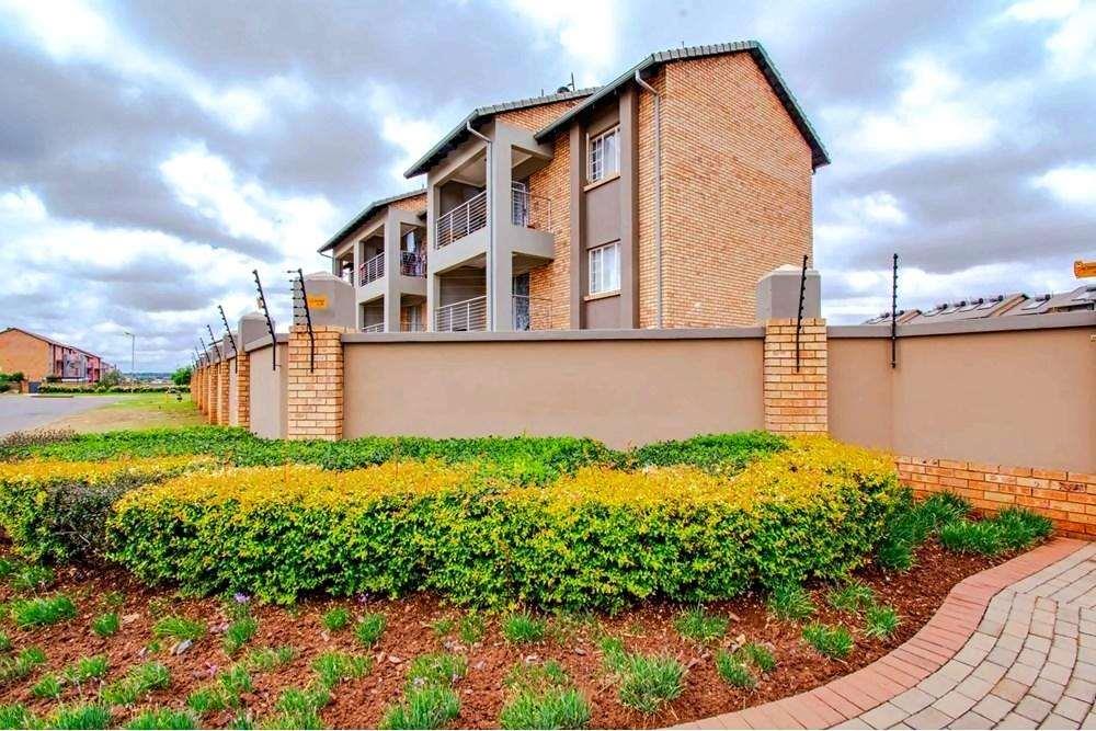 MODERN Apartment - LOCATION, CONVENIENCE, LIFESTYLE - Solar geyser, Fibre installed