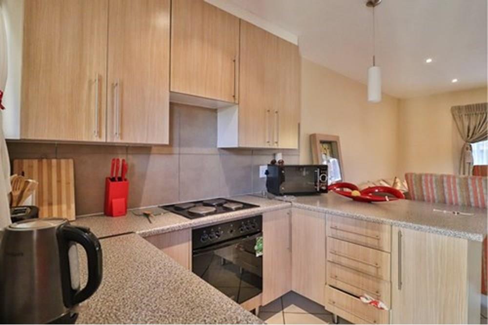 MODERN Apartment - LOCATION, CONVENIENCE, LIFESTYLE - Solar geyser, Fibre installed