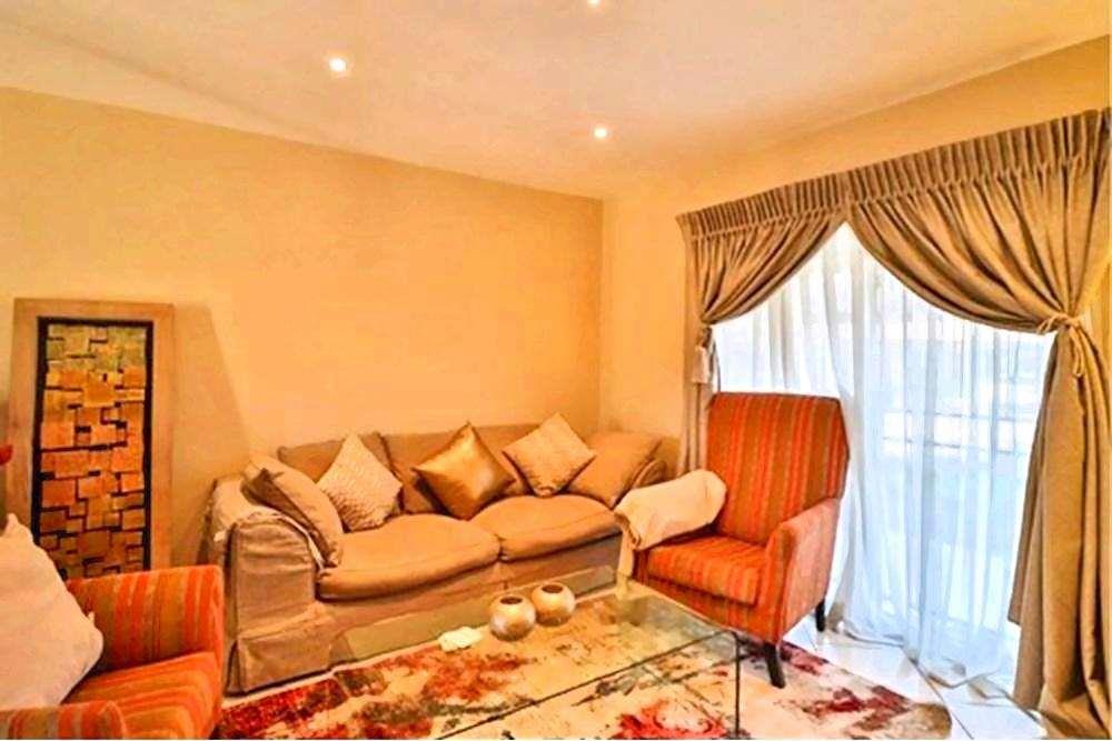 MODERN Apartment - LOCATION, CONVENIENCE, LIFESTYLE - Solar geyser, Fibre installed