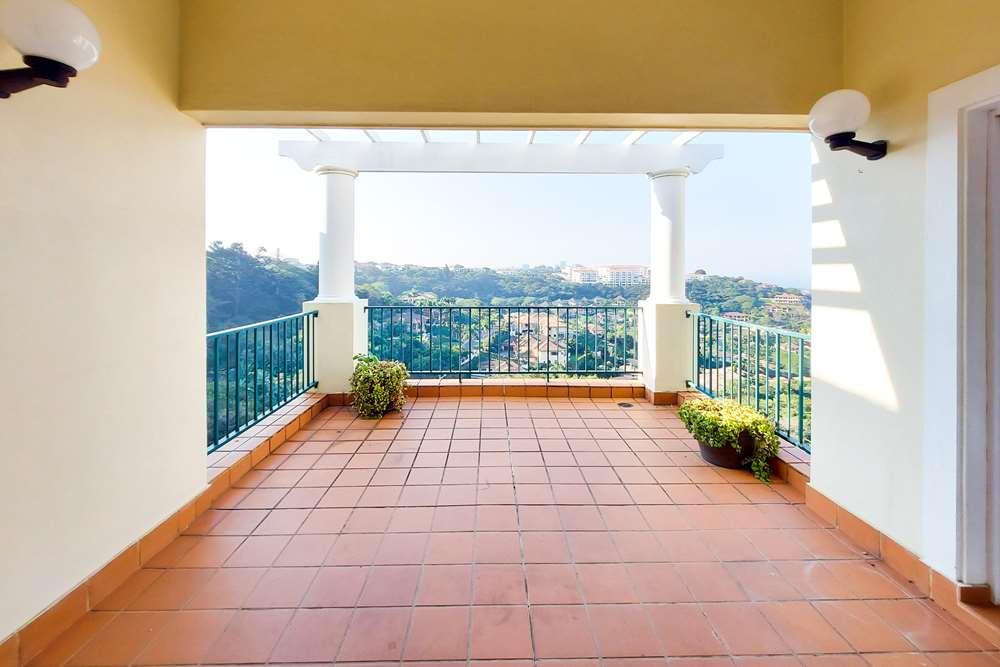 Luxury 2 Bed unit with drive up access in La Lucia for sale