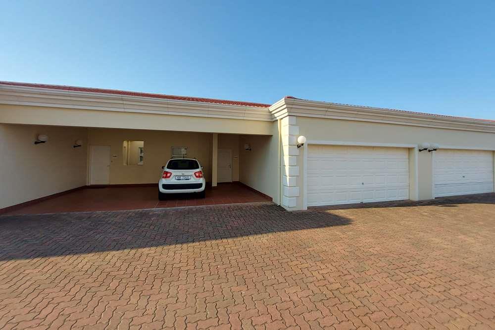 Luxury 2 Bed unit with drive up access in La Lucia for sale