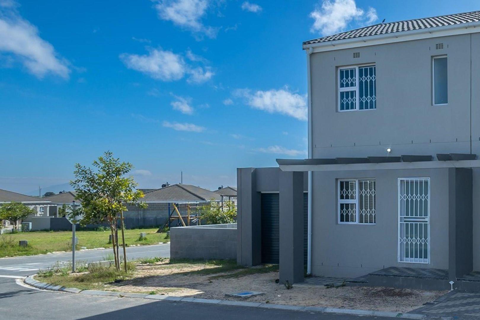 81 sqm 3 bed Duplex in Brand New Development  in Bardale Village, Blue Downs- All cost included