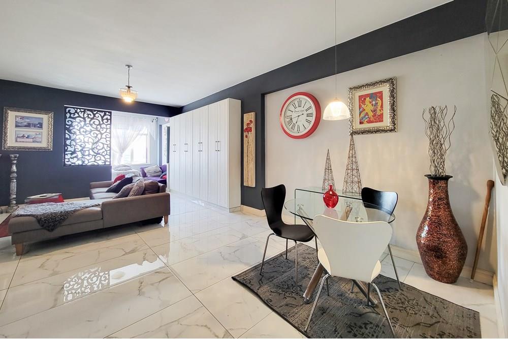 Studio Apartment for sale in South Beach, Durban, KwaZulu Natal, 60 m²