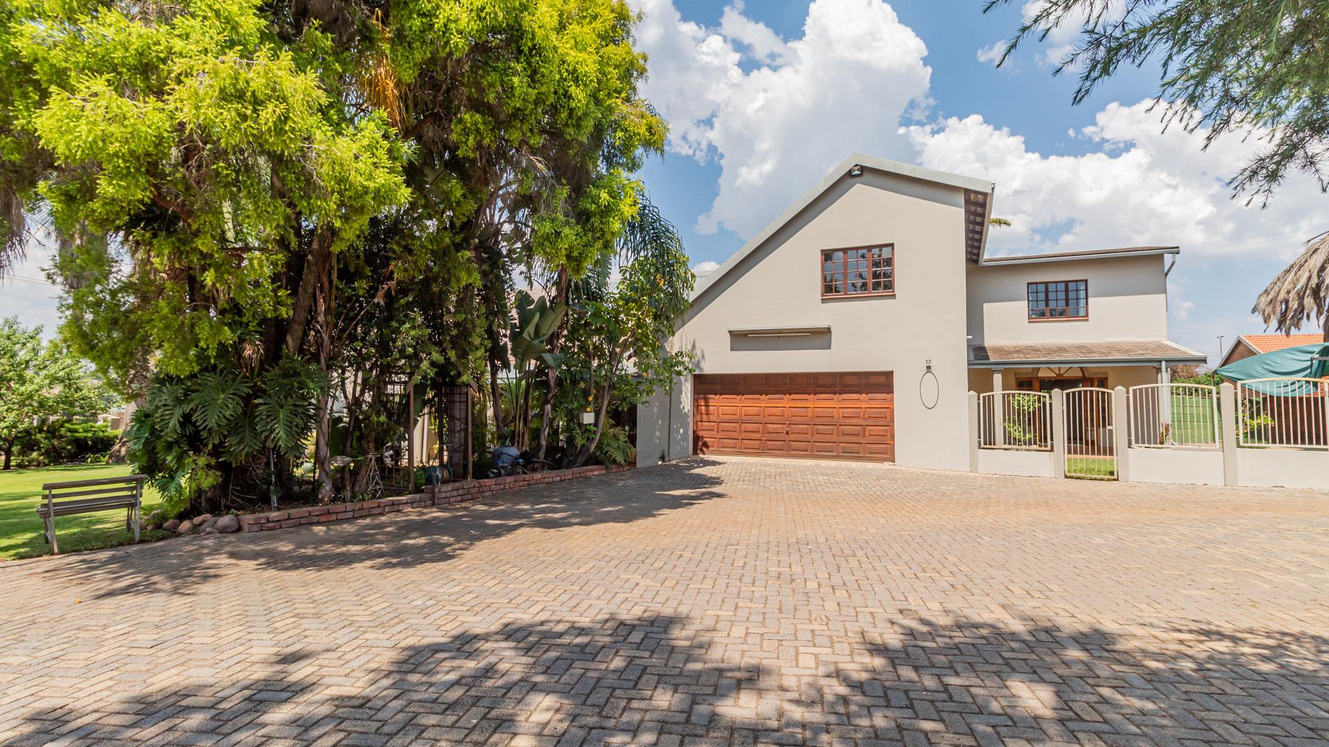 House For Sale - Total of 11 Rooms in Claremont, Pretoria