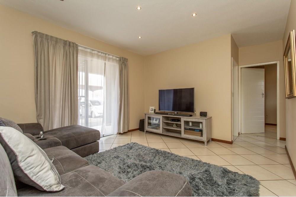 MODERN Apartment For Young Professionals - Low levies, solar geyser and fibre installed