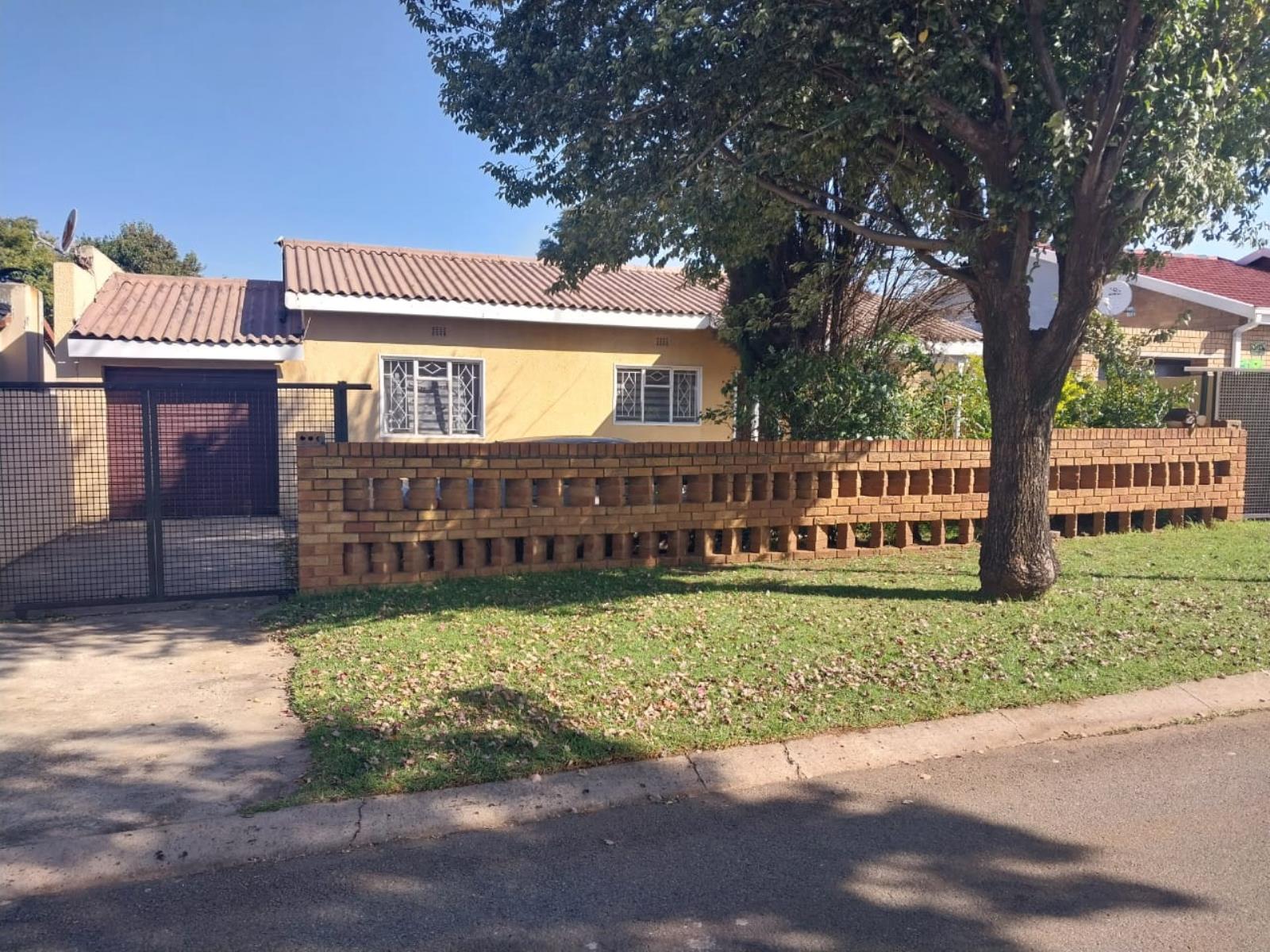 3 Bedroom House for sale in Pimville, Soweto